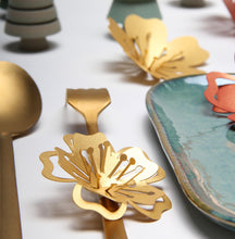 Charger l&#39;image dans la galerie, Kit fleurs cerise en papier pailleté doré PliPapierCiseaux - idée décoration