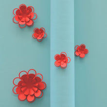 Charger l&#39;image dans la galerie, Kit de fleurs Rebecca en papier rouge PliPapierCiseaux - idée décoration