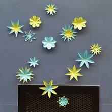 Charger l&#39;image dans la galerie, Kit fleurs liberty en papier bleu clair et jaune PliPapierCiseaux - idée décoration