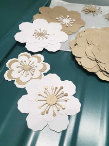 Fleurs à plat Simone en papier doré et blanc PliPapierCiseaux