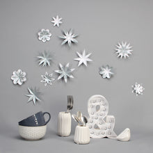 Charger l&#39;image dans la galerie, Kit fleurs liberty en papier pailleté argenté et blanc PliPapierCiseaux - idée décoration