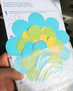 Contenu d'un kit de fleurs Rebecca en papier vert, jaune et bleu PliPapierCiseaux - idée décoration