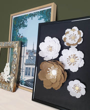 Charger l&#39;image dans la galerie, Kit de fleurs Simone en papier doré et blanc PliPapierCiseaux - idée décoration cadre